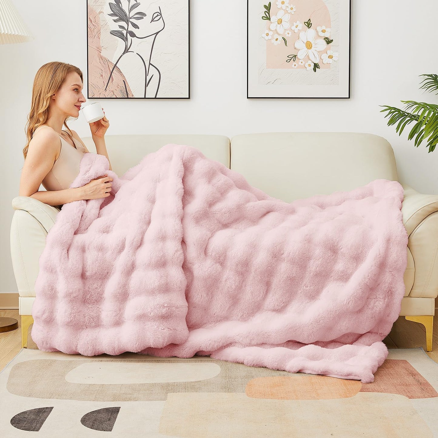 Latepis Pink Faux Fur King Blanket for Bed Bubble Cute Soft Warm Comforter Thick Furry Blanket for Sofa Bedroom Cozy Blankets for Women Gift Luxury Blankets for All Seasons 90''x108'', 860gsm